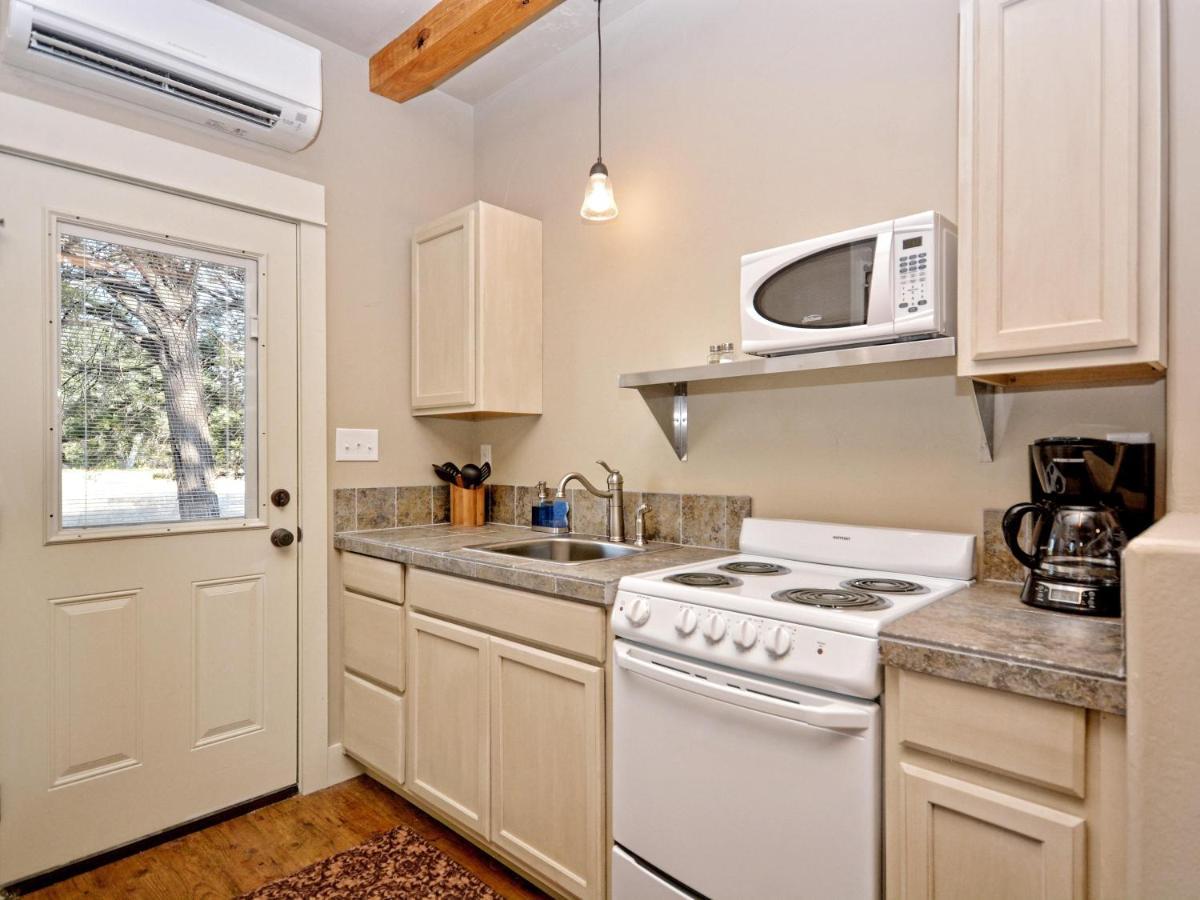Cabins At Flite Acres - Texas Sage Wimberley Εξωτερικό φωτογραφία